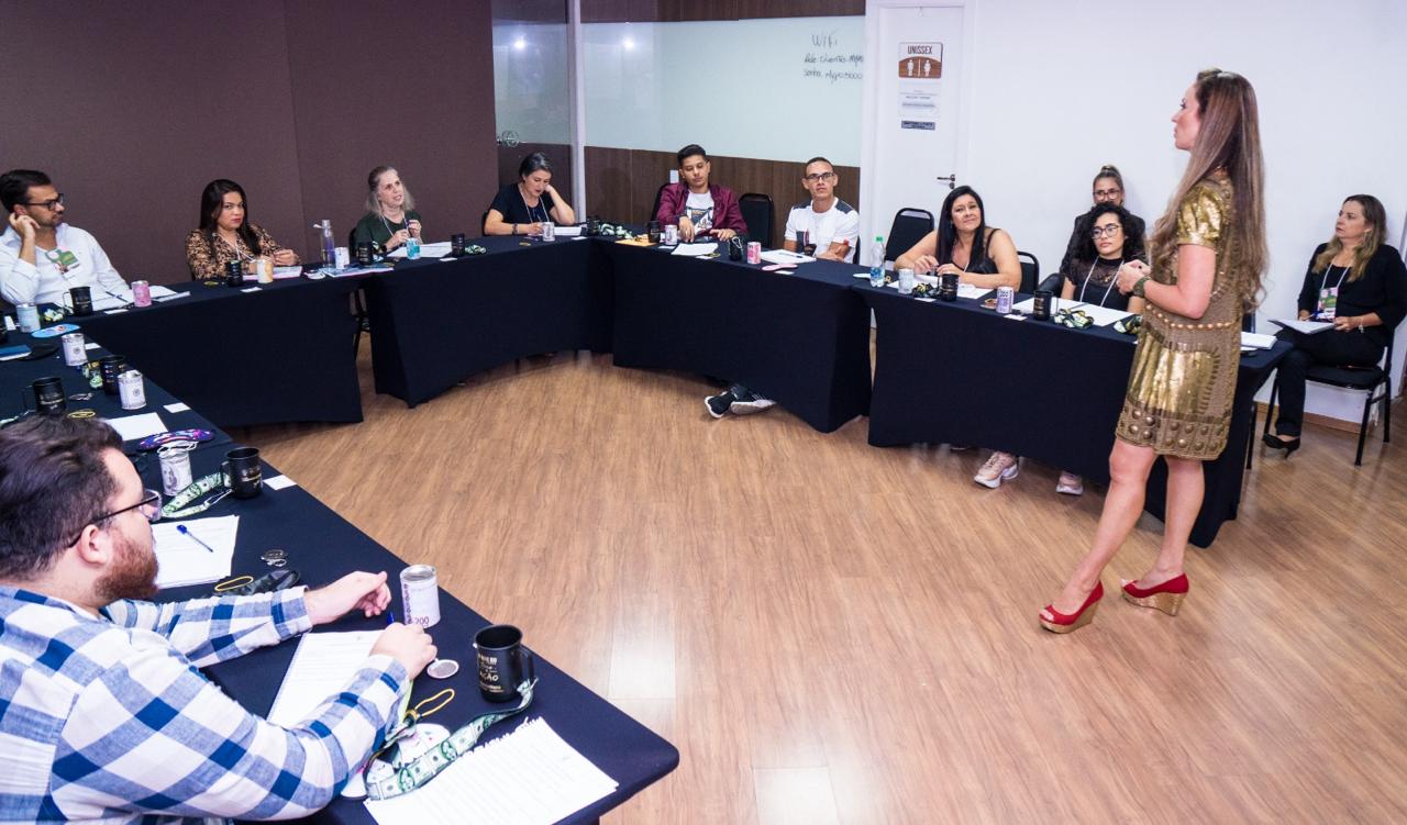 Grupo em encontro de educação financeira com Flávia RicaMente